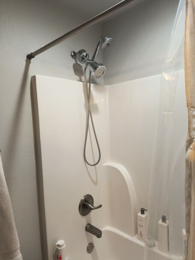 Building Photo - BEAUTIFUL 3 Bedroom Home UNFURNISHED