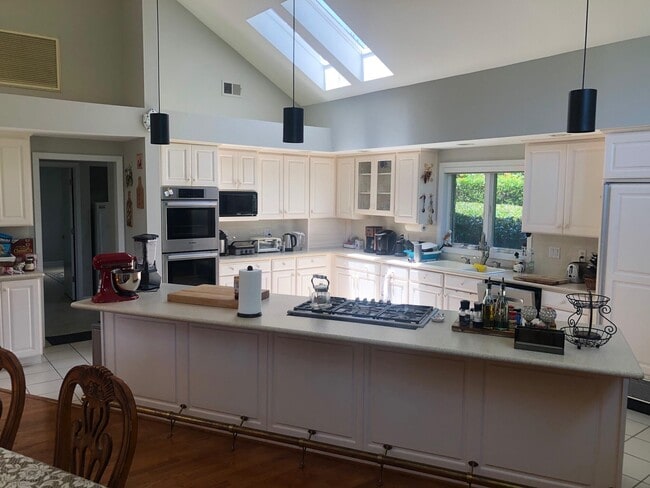 Building Photo - 1548 Glenlake Cir