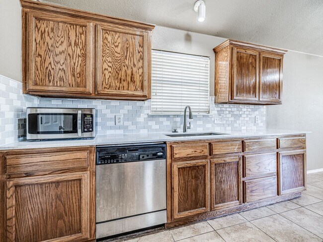 Building Photo - 1104 Westridge Dr