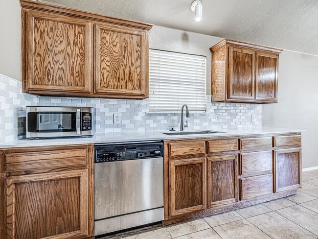 Building Photo - Charming home in Yukon + 3 bedrooms + 2 bathrooms
