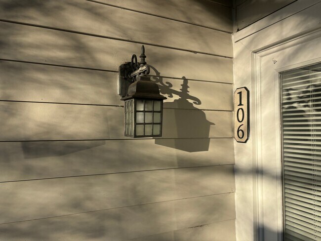 Building Photo - 1001 Brighthurst Dr