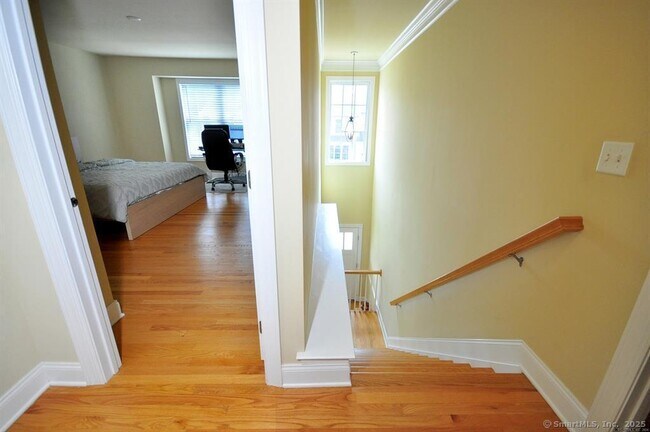 Building Photo - 12 Bogart Ln