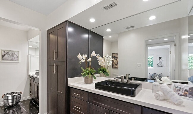 Building Photo - 1144 Lydig Ave