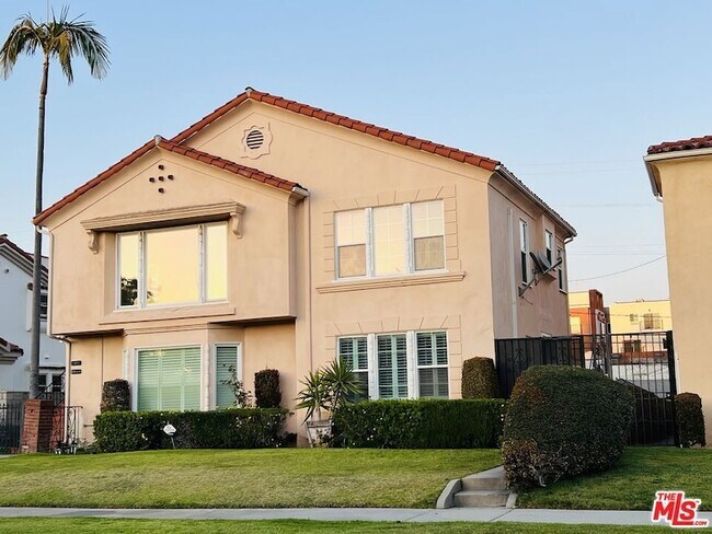 Primary Photo - 4120 S Victoria Ave