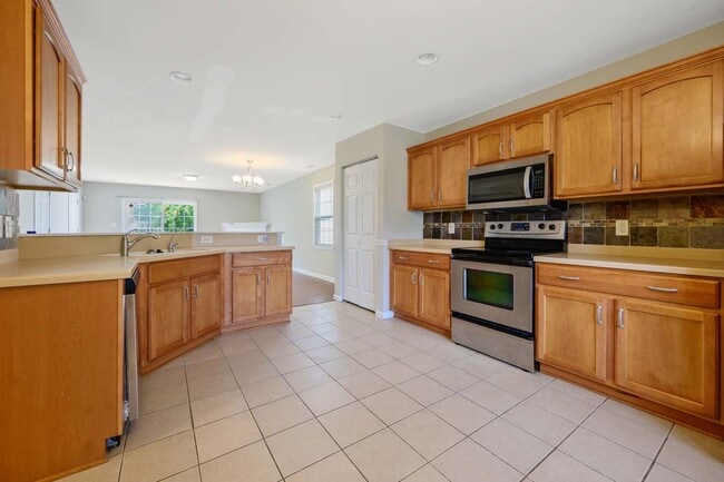 Building Photo - End Unit Townhome in Great Location!