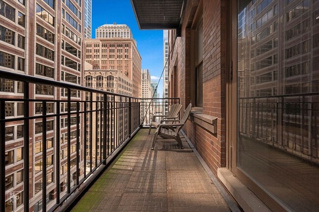 Building Photo - Modern Living Right in the Loop and Free P...