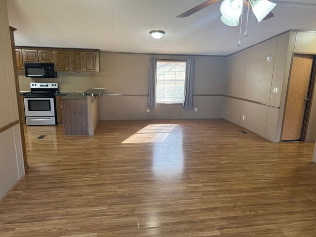 Building Photo - 3 Bedroom 2 Bathroom Mobile Home located in Rogersville, TN