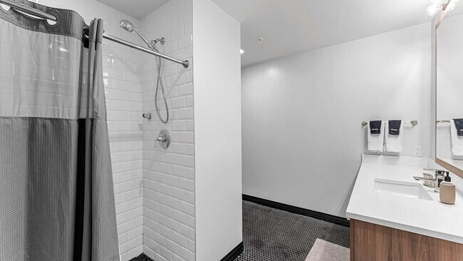 Building Photo - 555 Evergreen St