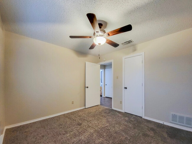 Building Photo - Stunning 3-2-2 in Arlington