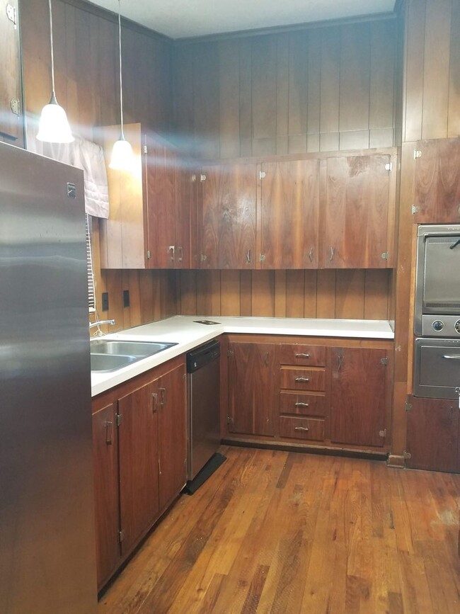 Building Photo - Charming 3BD/2BA Two-Story Home with Pictu...