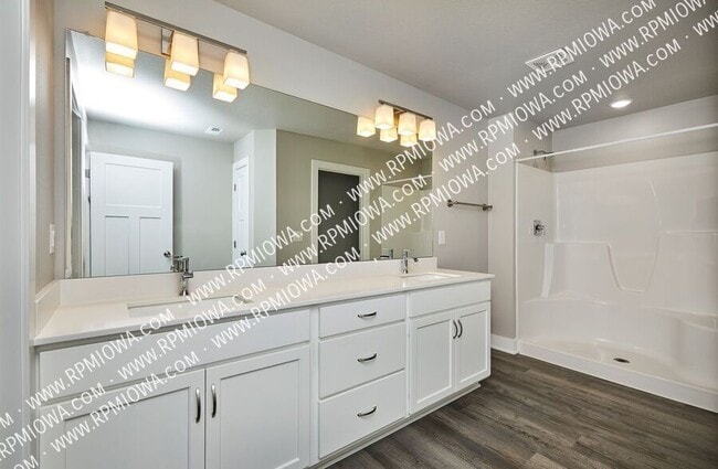 Building Photo - 670 SE Drumlin Dr