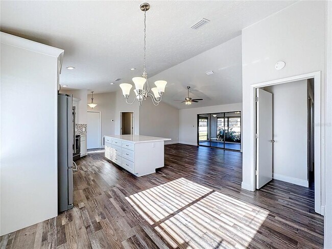 Building Photo - 1715 S Pebble Beach Blvd
