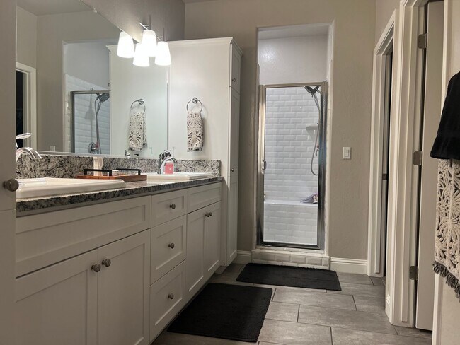 Building Photo - Charming and Elegant Home in Clovis District