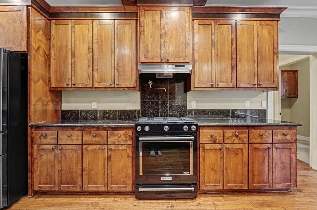 Building Photo - 4 bed, 2.5 bath Two-Story Home in West Salem