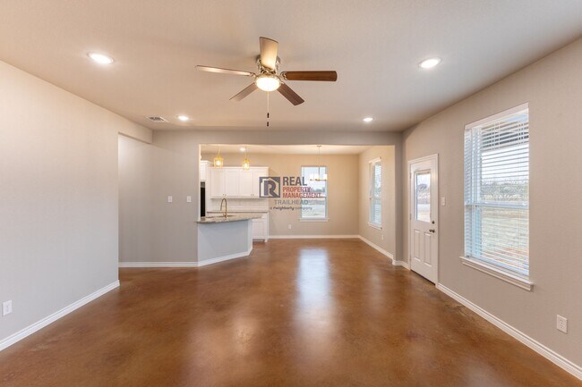 Building Photo - Modern Glen Rose Home with Open Layout