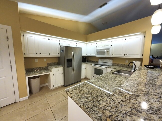 Building Photo - 7165 Ashmoor Dr N