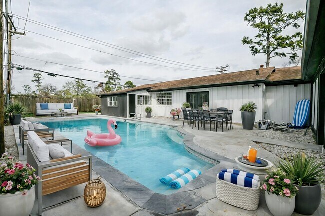 Building Photo - 6002 Greenmont Dr