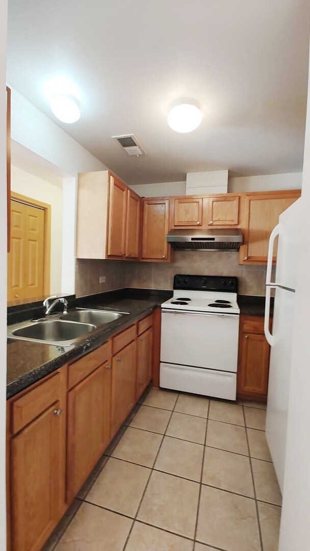 Building Photo - 313 W 23rd St