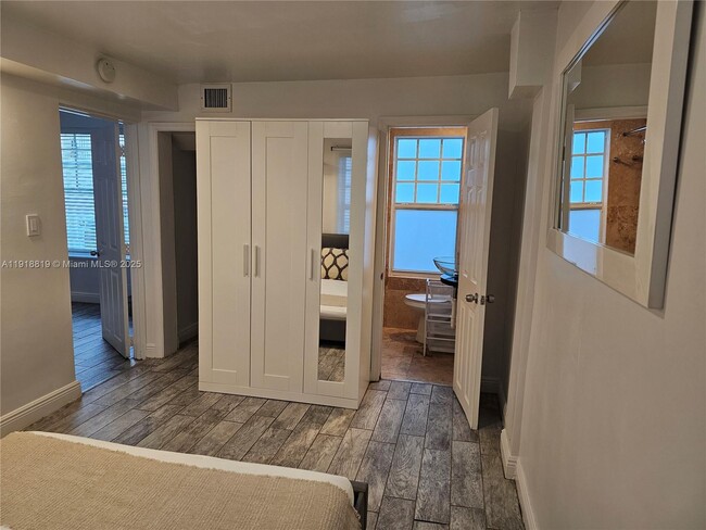 Building Photo - 622 15th St