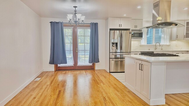 Building Photo - Spacious 4 Bed 3 Bath Home in Sought After...