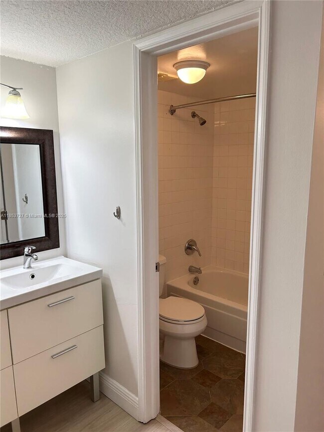 Building Photo - 9410 Live Oak Pl