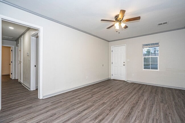 Building Photo - Updated 3 Bed 1 Bath - Large fenced in yar...