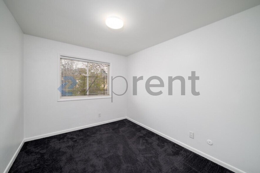 Building Photo - Unit 206