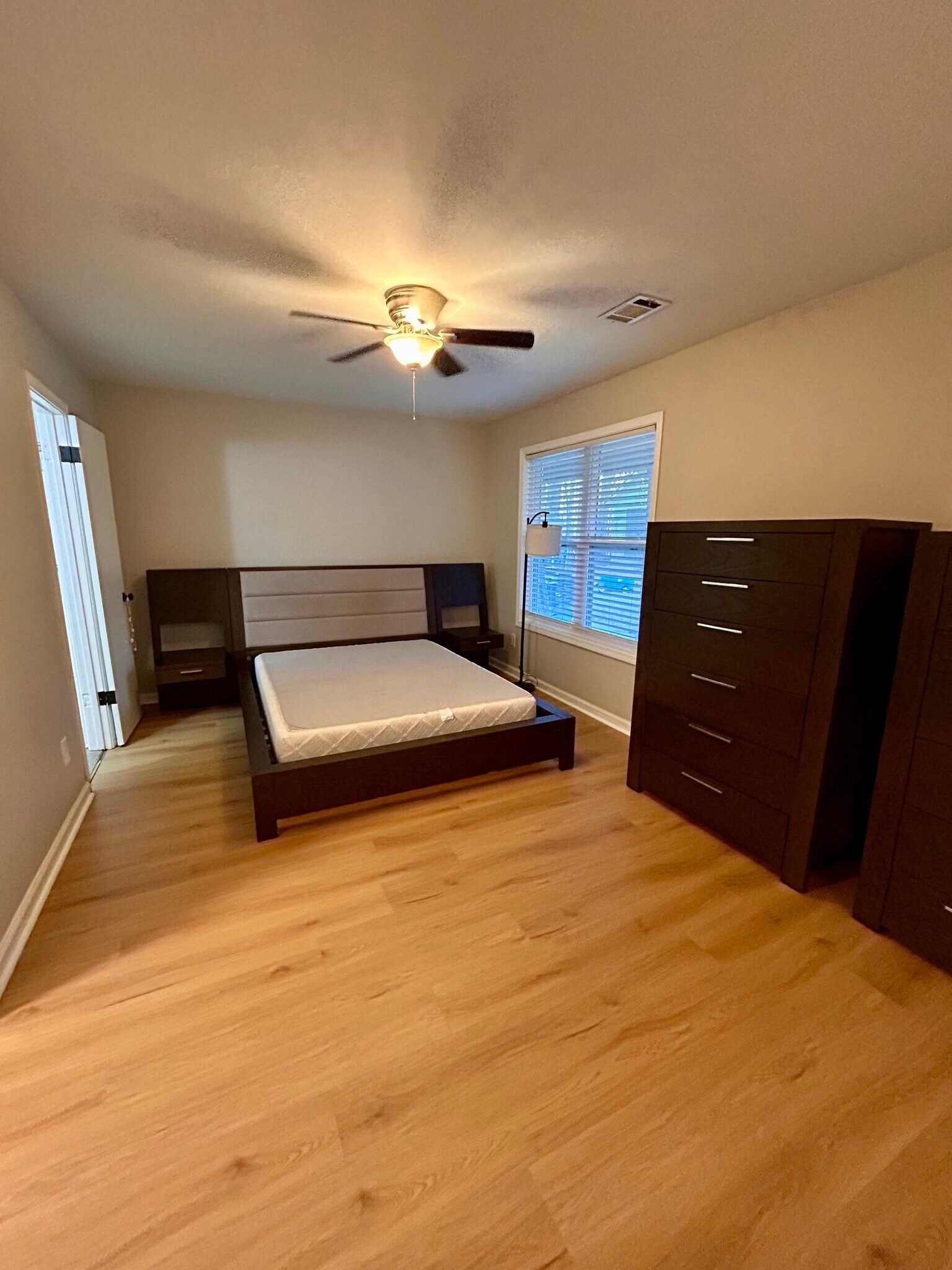 Building Photo - 117 Jennifer Ln SW