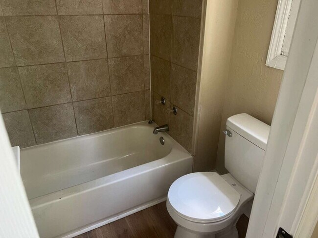 Building Photo - Recently Renovated Freestanding Unit in Tr...