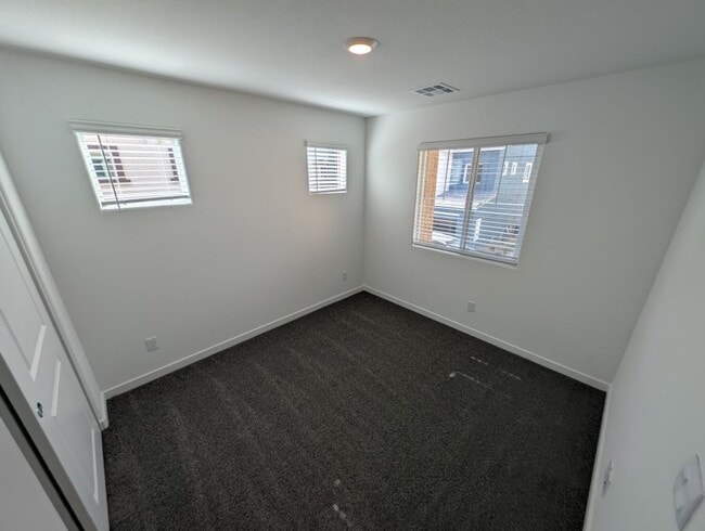 Building Photo - 924 Violet Heron St