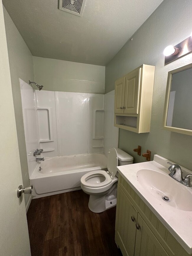 Building Photo - Large 4 bed home with 2 Car Garage