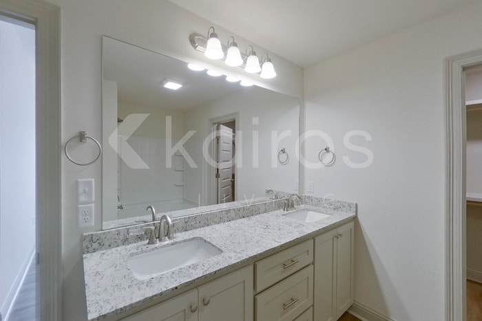 Building Photo - 8118 S Hendrick Dr