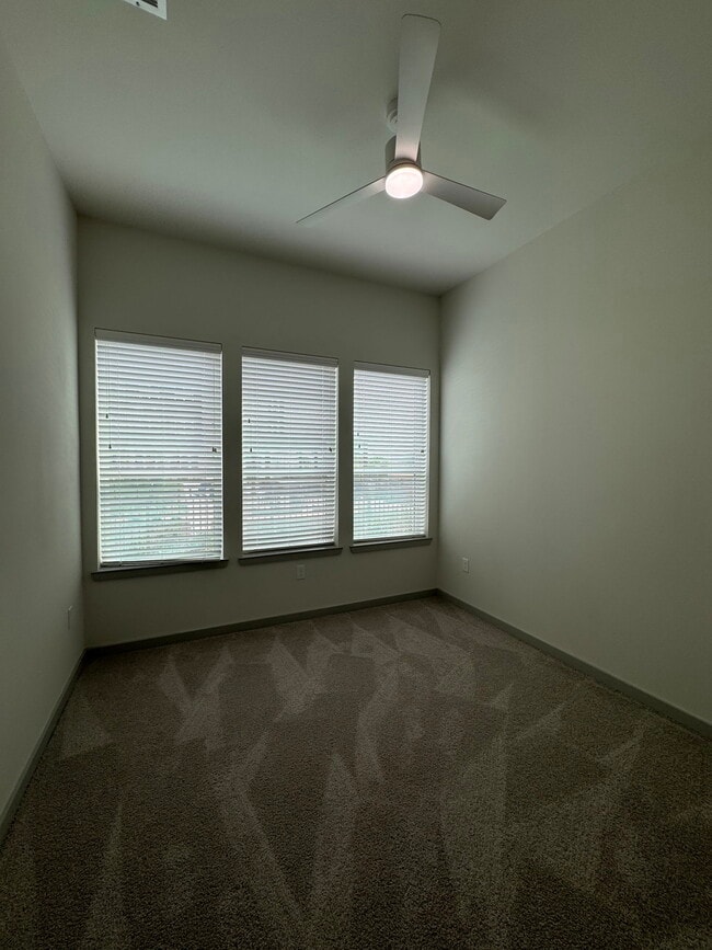 Building Photo - 4700 Lakeside Holw St