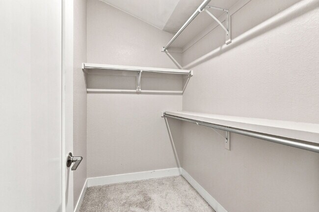 Building Photo - $3,740.95 - 4 bed, 3.5 bath Updated Townhome in Englewood!