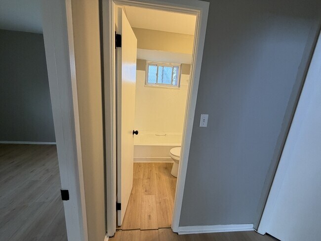 Building Photo - 4300 E 175th St