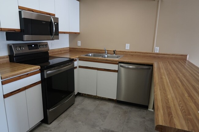 Building Photo - FANTASTIC DEAL for 2 Bedroom/2 baths  @ Sullin's Ridge Condominiums just $1600/month for entire u...
