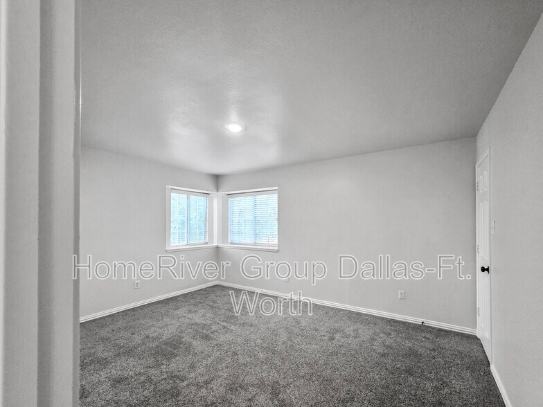 Building Photo - 325 Willow Creek Dr