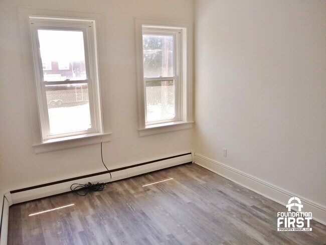 Building Photo - 3 Bed / 1 Bath Single Family Home