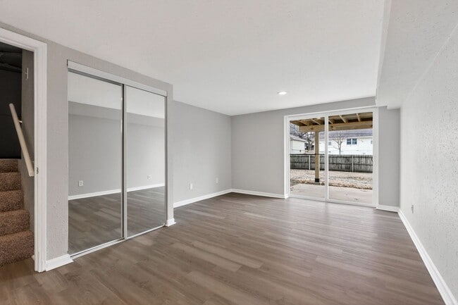 Building Photo - Gorgeous 3/2 townhome in Blue Springs!