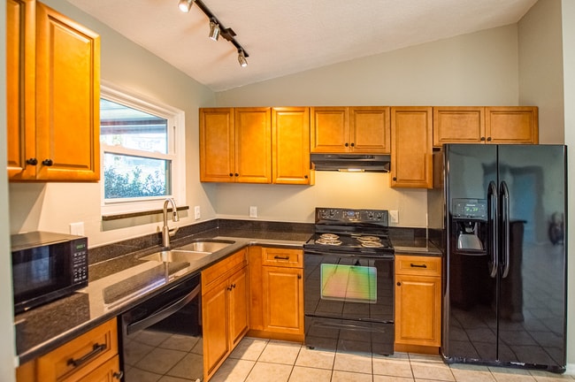 Building Photo - 2409 Greenway Dr