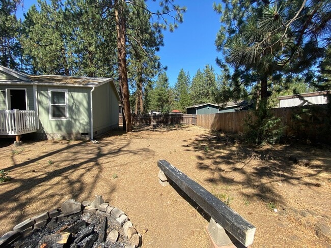 Building Photo - Cute and Cozy Home in SW Bend, Large, full...
