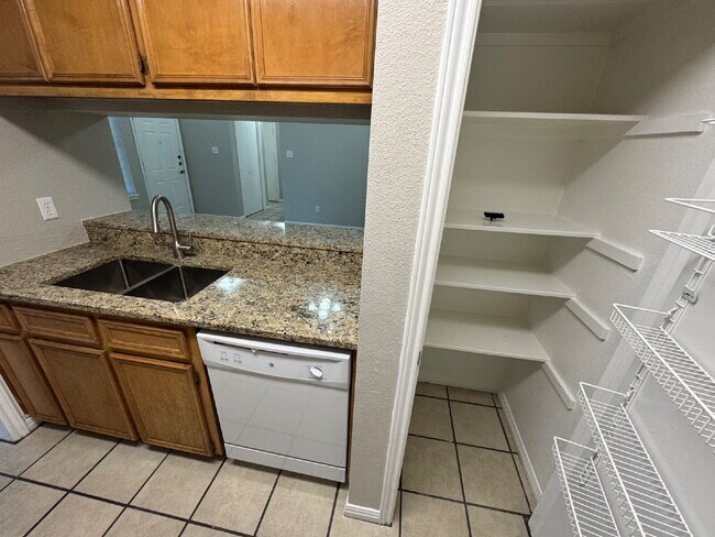 Building Photo - 2-Bed 2-Bath 1-Car Garage easy access to W...