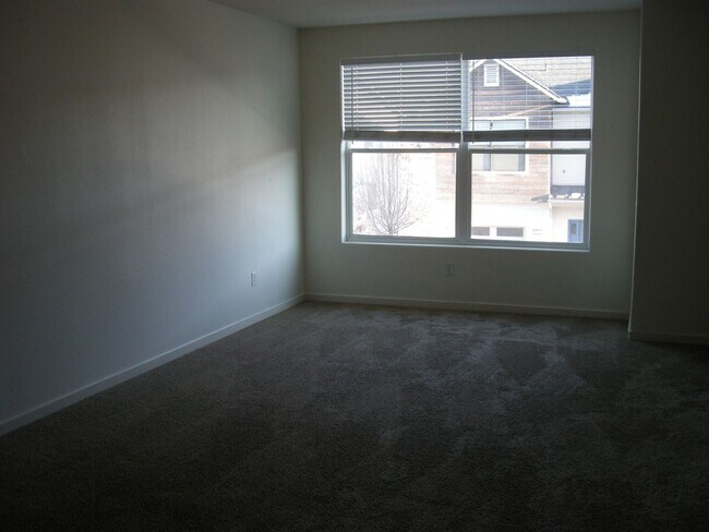 Building Photo - Three Bedroom, Two and a Half Bath Townhome Near UNR