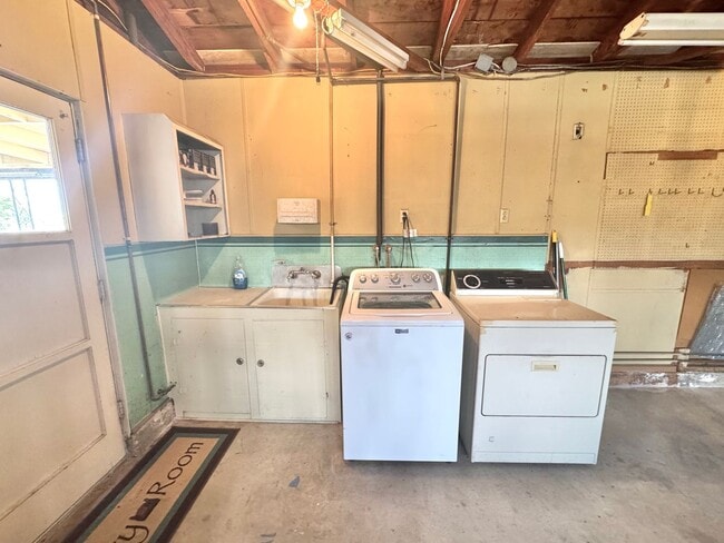 Building Photo - Beautiful 3bd/2ba HOUSE in Clairemont Mesa! 2-car Garage, AC, laundry, patio, VIEWS!