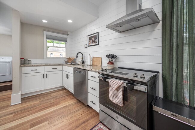 Building Photo - 500 W Rosemary St