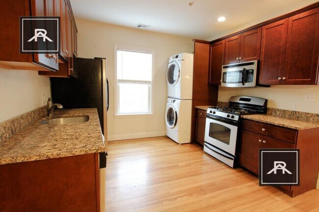 Building Photo - 3 bedroom in Brookline MA 02446