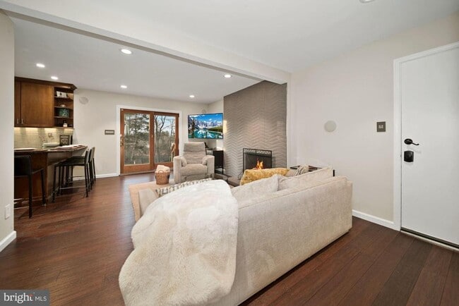 Building Photo - 18 Orchard Way N
