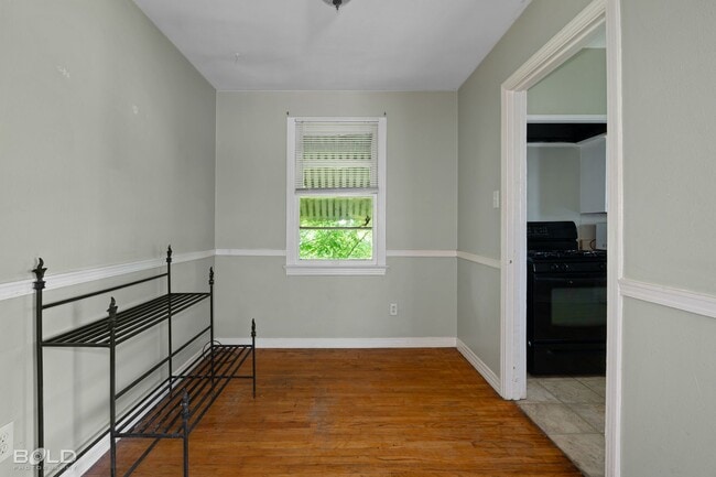 Building Photo - 902 1/2 Gladstone Blvd-