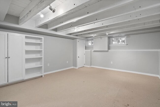 Building Photo - 2215 Pine St