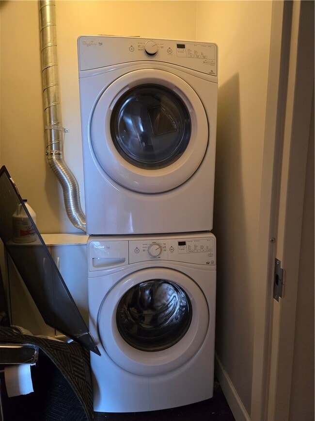 Building Photo - 320 East Ave